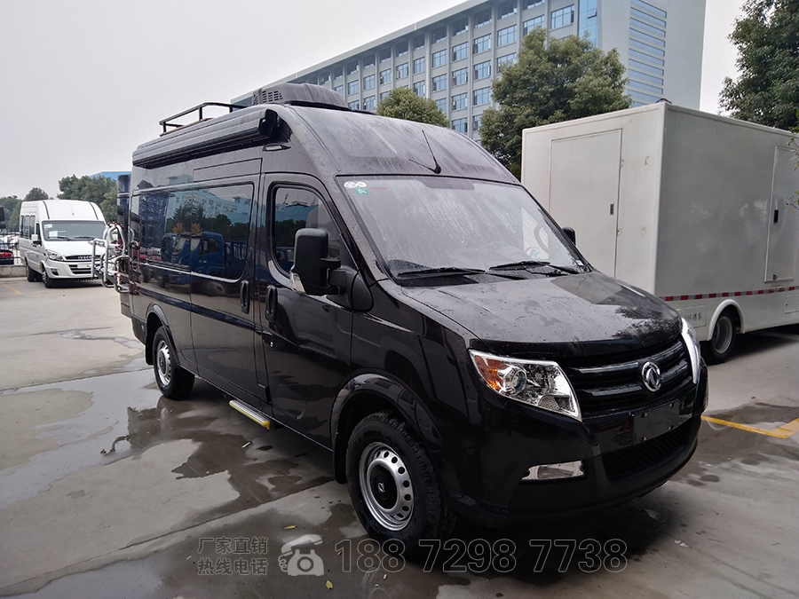 東風(fēng)御風(fēng)長軸高頂B型房車自動擋外觀一