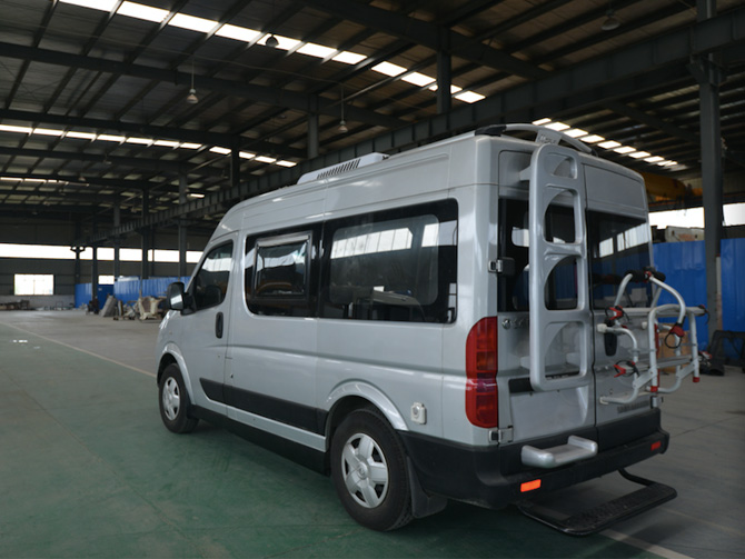 東風(fēng)御風(fēng)短軸中頂B型房車多方位展示圖2
