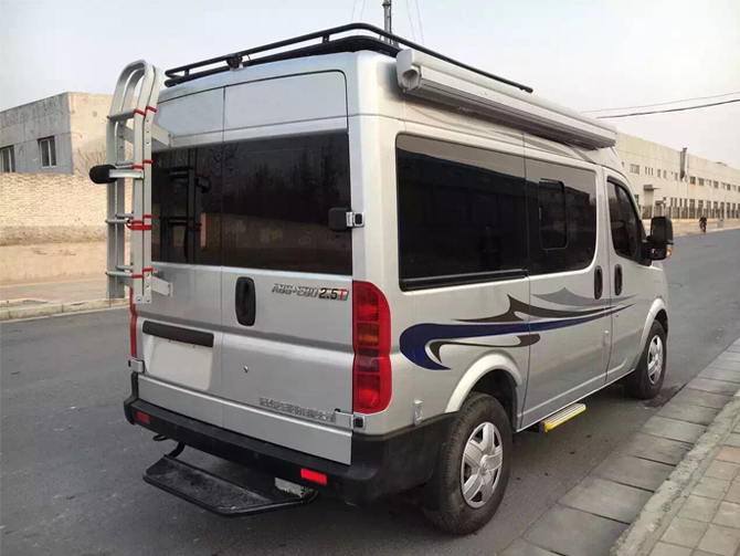東風(fēng)御風(fēng)短軸中頂B型房車多方位展示圖4