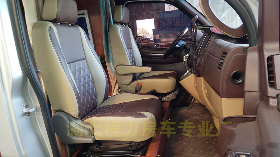 程力東風(fēng)御風(fēng)長(zhǎng)軸高頂房車(chē)2 程力東風(fēng)御風(fēng)長(zhǎng)軸高頂房車(chē)2