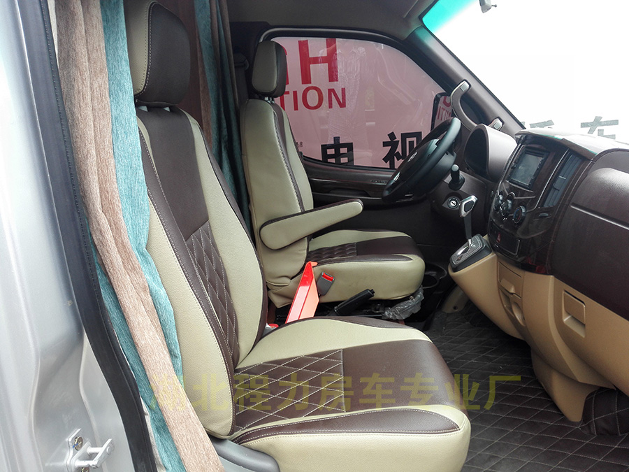 程力東風(fēng)御風(fēng)長(zhǎng)軸高頂房車(chē)3 程力東風(fēng)御風(fēng)長(zhǎng)軸高頂房車(chē)3