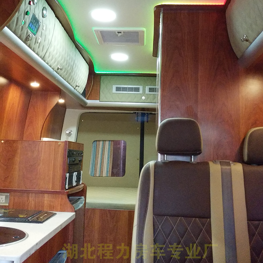 程力東風(fēng)御風(fēng)長(zhǎng)軸高頂房車(chē)5 程力東風(fēng)御風(fēng)長(zhǎng)軸高頂房車(chē)5
