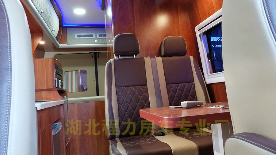程力東風(fēng)御風(fēng)長(zhǎng)軸高頂房車(chē)7 程力東風(fēng)御風(fēng)長(zhǎng)軸高頂房車(chē)7