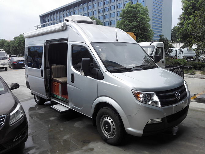 東風御風長軸高頂B型房車多方位展示圖3