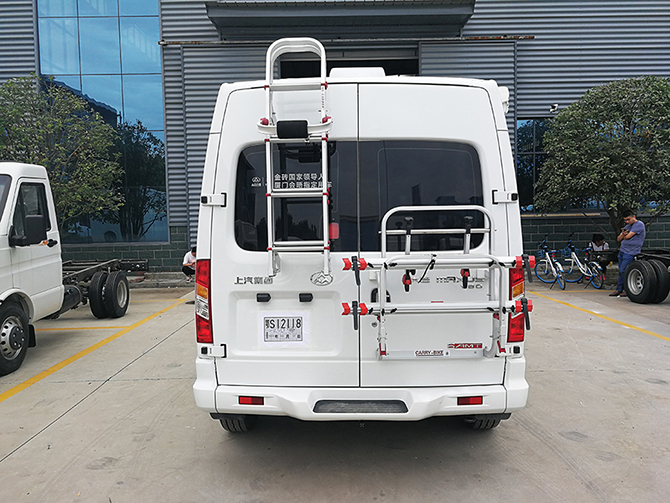 上汽大通V80短軸中頂B型房車(chē)多方位展示圖4