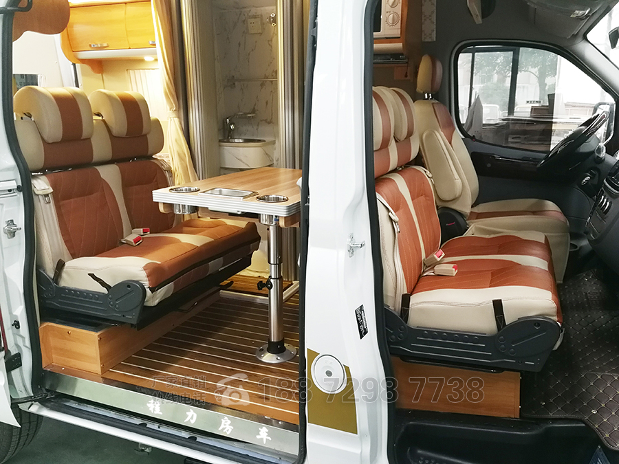 上汽大通V80短軸中頂自動(dòng)擋五座房車(chē)內(nèi)飾2