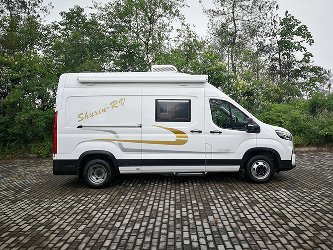 上汽大通V90加長軸（超）高頂B型房車多方位展示圖1