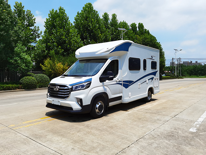 上汽大通V90小額頭C型房車多方位展示圖3