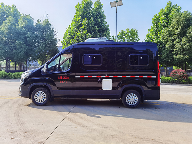 上汽大通V90長軸高頂B型房車多方位展示圖3