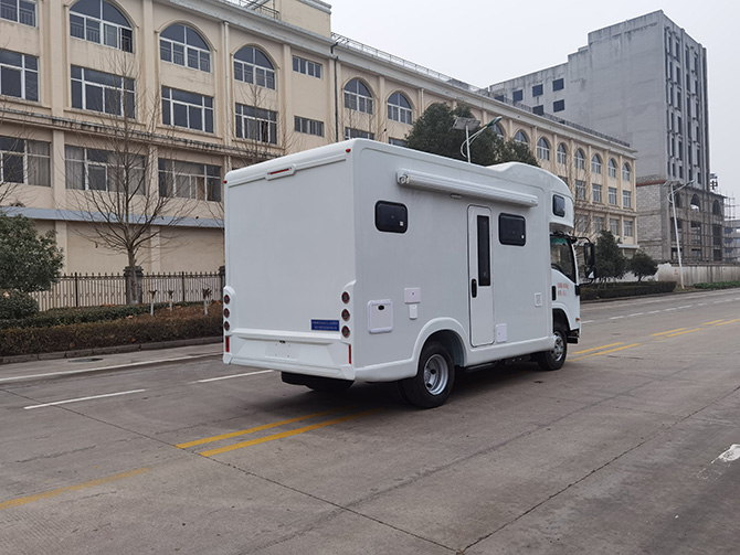 慶鈴五十鈴700P自動(dòng)擋房車多方位展示圖2