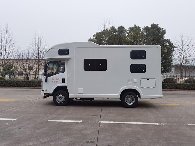 慶鈴五十鈴700P自動(dòng)擋房車多方位展示圖3